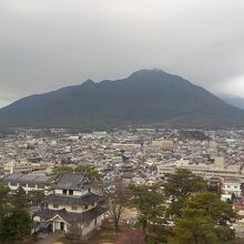 天守閣最上階から雲仙普賢岳を見る