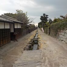 武家屋敷のある通りは中央に水路があり真直ぐに延びています。