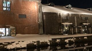 雪とガス灯の灯