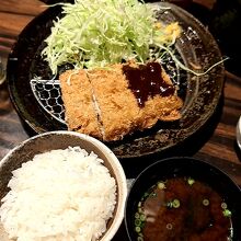 ご飯・赤だし・キャベツはお代わり無料