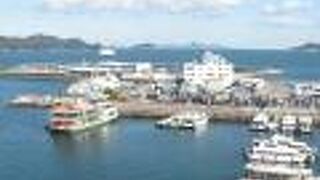 沢山の船が出入りしています