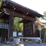 白砂と緑に囲まれた静かな寺院