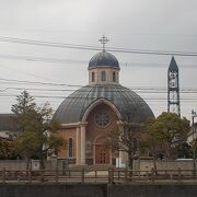 白土湖のほとりにあるドーム型礼拝堂が印象的な教会です。