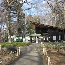 神代植物公園の深大寺門（深大寺側入口）も直ぐ