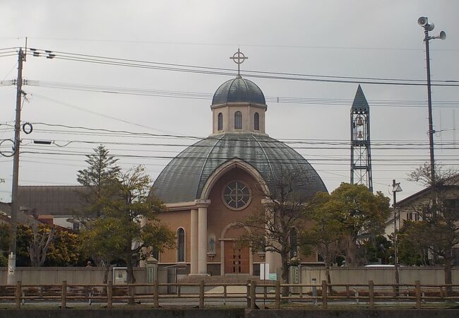 白土湖のほとりにあるドーム型礼拝堂が印象的な教会です。