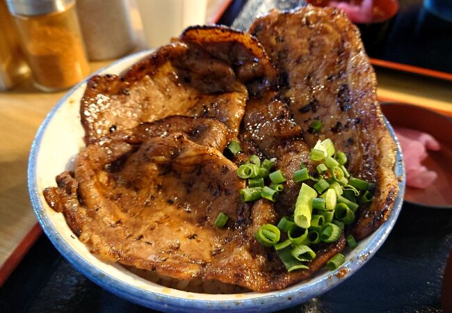 豚みそ丼の小盛、並盛、大盛選べます。