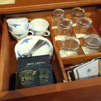 引き出しをあけるとコーヒーやお茶のパックが・・つまみは有料