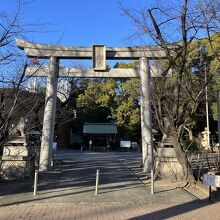 都心の賑やかな場所にある神社