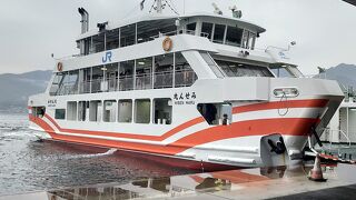 海上から大鳥居と牡蠣の養殖棚を眺める