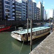 屋形船の浮かぶ風景