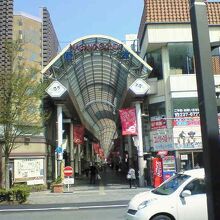善光寺～長野駅の大通りの途中にアーケード街の入口があります