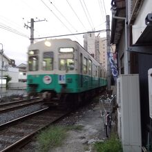 お店の裏口からも入れますが、電車に注意！