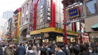 週末の食べ歩きはどこも行列