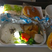 成田発の便で出た昼の機内食