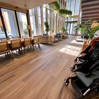 ロビーのデザインは眩い。レンタルベビーカーあり。