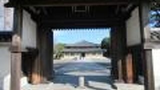 堂内に仁王像が安置されています