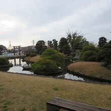小城公園の風景。左手に岡山神社の鳥居が見えます。