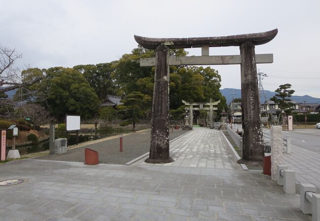 小城公園の一角にある岡山神社は藩祖鍋島元茂公と二代目藩主鍋島直能公をご祭神にしています。