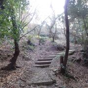 須賀神社の長い急な階段を上り、さらに山道を行きます。