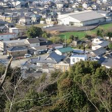 足下に見える小城の市街地。村岡荘本舗が見えます。
