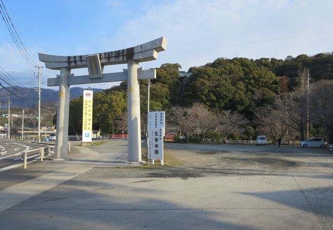 小城羊羹で有名な村岡総本店前にある須賀神社は長い石段を登って参拝します。