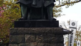 にらみを利かす：上杉謙信公像