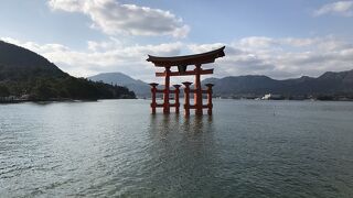 厳島神社（広島県宮島）：鳥居の赤の美しさ