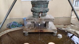 手水の注ぎ口が酒樽