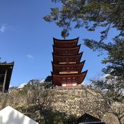 五重塔（広島県宮島）：厳島神社の見える高台に建つ