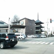 国分寺のある大通り沿い。ちらっとお寺の五重塔も見えます