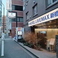 2.3段下がって入り口があります。