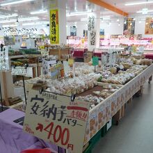 パンコーナーの棚も立派に！