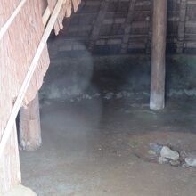 竪穴式住居の内部