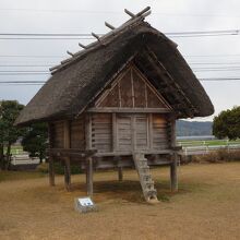 高床式倉庫も復元されています。