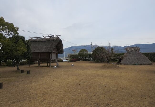青銅器製造などの技術も持った比較的大規模な弥生時代の集落跡です。