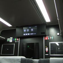 グリーン車の平屋部分は荷棚もあります