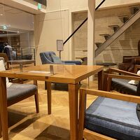 ラウンジの二階には読書スペースあり