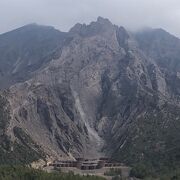 鹿児島市内と桜島の荒々しい姿が目の前