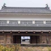 城はないですが門だけは再建されました