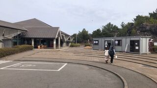 ただいま改修工事でほんの一部の資料がプレハブ小屋に