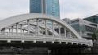 昼間は白い橋ですが・・・