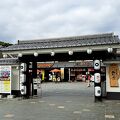 熊本城見学ついでの食事・買い物に便利。 タイミングよければ「おもてなし武将隊」ステージも見れます。