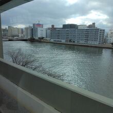 博多の市街地中心部を流れています。
