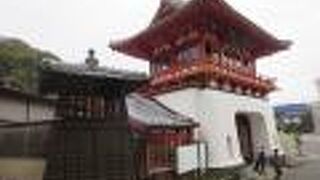 武雄温泉のシンボルの楼門は元湯への玄関になります。