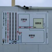 新駅舎工事で雨に濡れて出口まで移動（2023年2月現在）