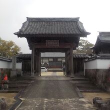 江東寺山門と境内。奥に少し本殿が見えます。