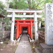 桑原坂の上の方に位置する稲荷神社