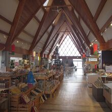 建物内はこんな広々空間