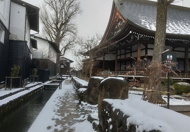 古川の瀬戸川白壁土蔵そばの三寺まいりの一つ