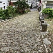 琉球石灰岩の敷き詰められた道